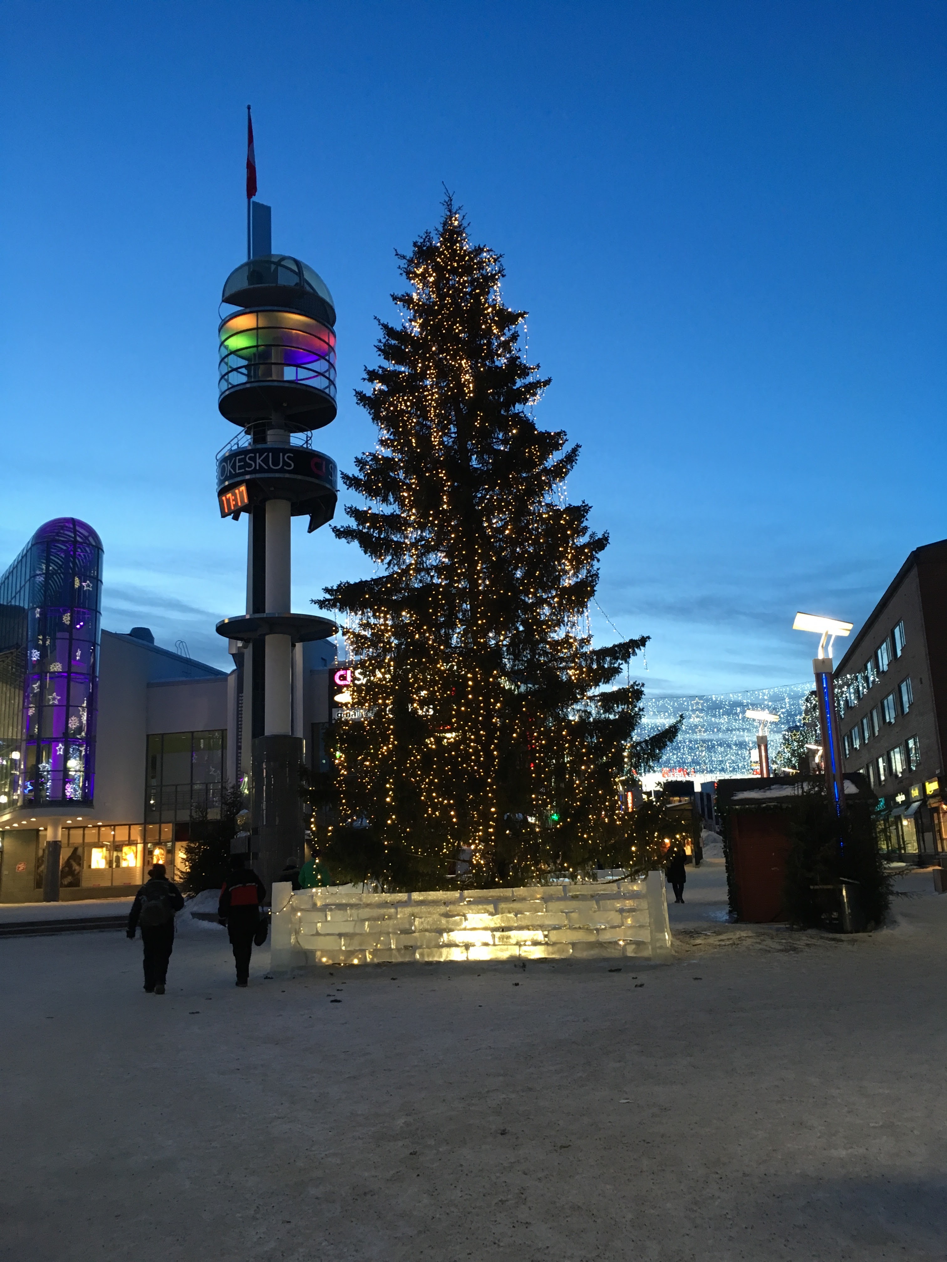 Weihnachtsbaum am Lordi-Square